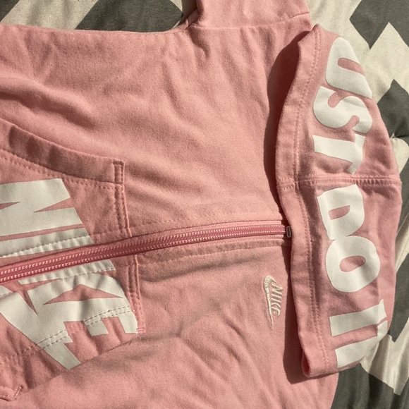 Nike suit - Picture 3 of 3